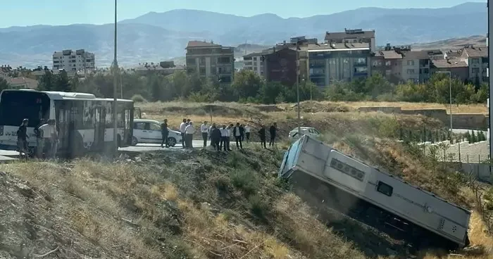 Elazığ’da park halindeki otobüs şarampole yuvarlandı