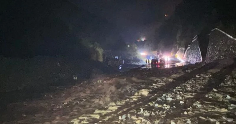Trabzon da sağanak hayatı olumsuz etkiledi