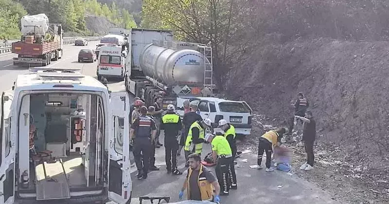Otomobil, park halindeki asit yüklü tankere çarptı: 1’i bebek, 5 yaralı