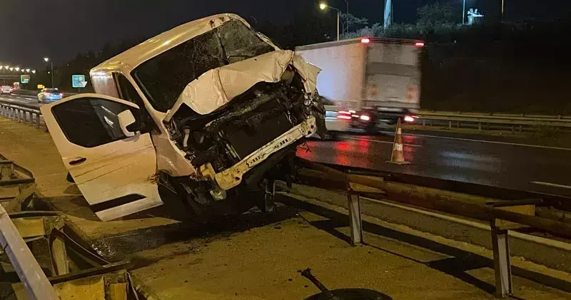 Ümraniye de, bariyerlere çıkan hafif ticari aracın sürücüsü yaralandı