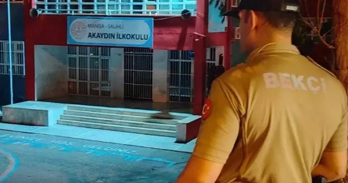 Salihli’de gece bekçileri, öğrencilerin güvenliği için nöbette