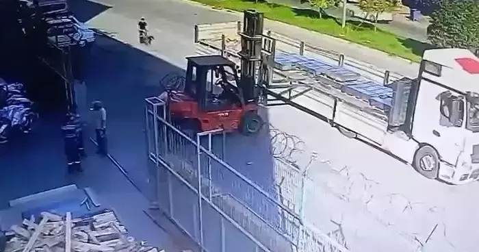 Bisikletiyle forklifte çarpan çocuk hastaneye kaldırıldı