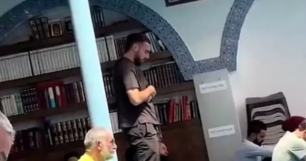 Orkun Kökçü, Cuma namazında görüntülendi
