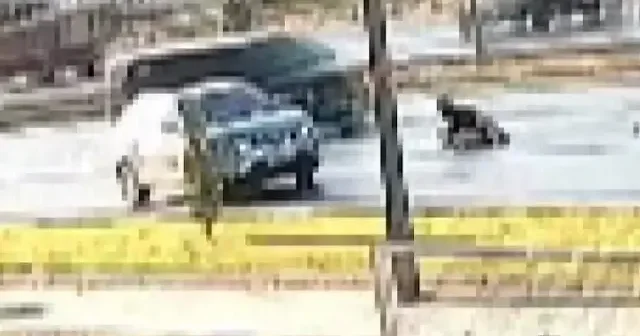 Antalya da kaza yapan motosikletlinin araç altında kalmaktan son anda kurtuluşu kamerada VİDEO İZLE