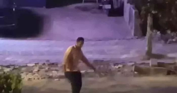 Otostop çekerken trafiği tehlikeye soktu
