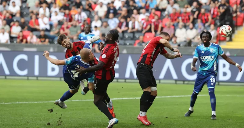 Süper Lig in kritik maçında şaşırtan sonuç! 4 gol 1 kırmızı kart
