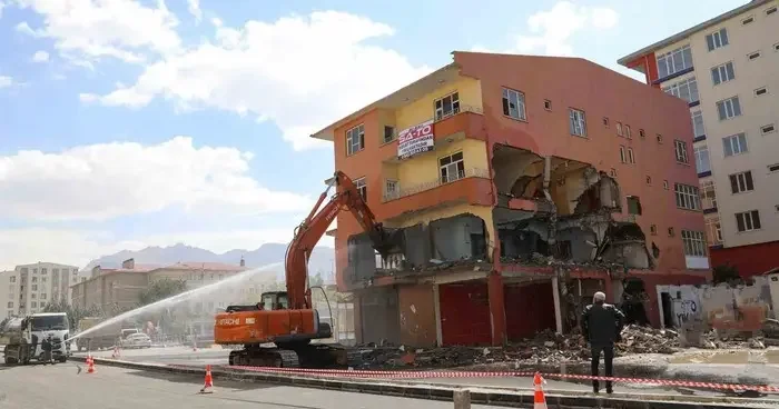 Van’da yol genişletme çalışmaları için 4 katlı bina yıktırıldı