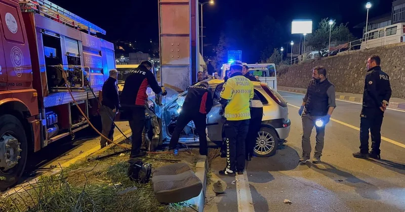 Kontrolden çıkan otomobil üst geçidin ayağına çarptı: 2 ölü