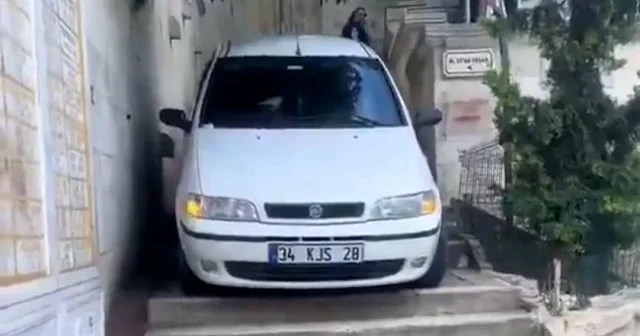 Navigasyon az daha felakete sürüklüyordu: İstanbul da bir sürücü aracıyla merdivenlerde mahsur kaldı VİDEO İZLE