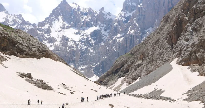 İlgi arttı! Hakkari de 20 bin yıllık geçmişe sahip... Kesinlikle basmamalarını istiyoruz