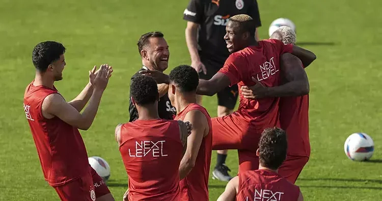 Galatasaray da Başakşehir maçı öncesi neşeli idman