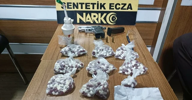 Durdurulan otomobilde 479 sentetik hap ele geçirildi: 5 gözaltı Manisa Haberleri