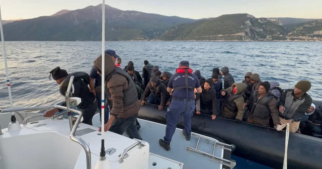 Yunanistan tarafından geri itilen düzensiz göçmenler kurtarıldı Aydın Haberleri