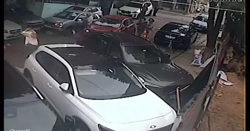 Üsküdar’da otomobil yayaya çarptı; kaza anı kamerada