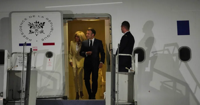 Emmanuel Macron ve eşi Brigitte Macron bu sefer uçaktan kol kola indi Dış Haberler