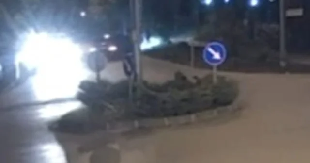 Sakarya da kavşakta drift atan otomobil ağaca çarptı; 3 yaralı Sakarya Haberleri