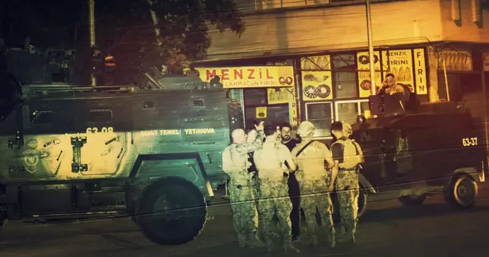 Şanlıurfa da hareketli saatler! Polise ateş açıp kaçmaya çalıştı, kıstırıldığı evde çatışmaya girdi