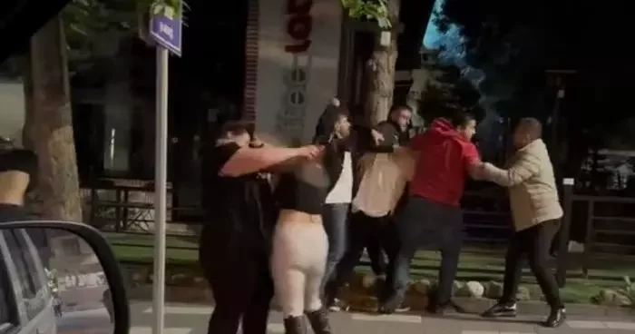 Bolu’da sokak ortasında kavga: Yumruklar havada uçuştu