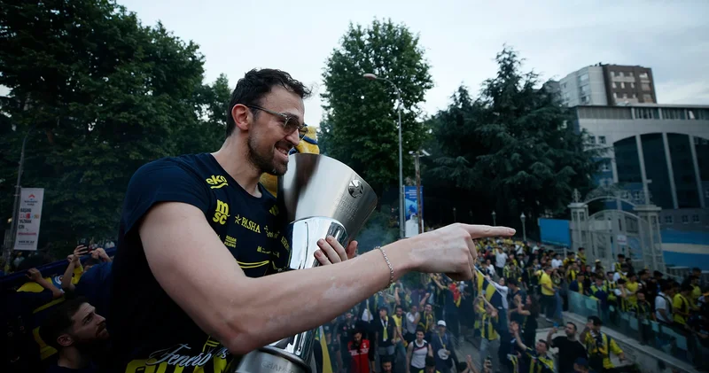 Fenerbahçe yle Euroleague de şampiyon olan Sertaç Şanlı adını tarihe yazdırdı