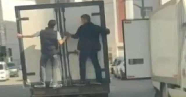 Ankara’da kamyon dorsesine tutunarak seyahat eden gençlerin tehlikeli yolculuğu kamerada VİDEO İZLE