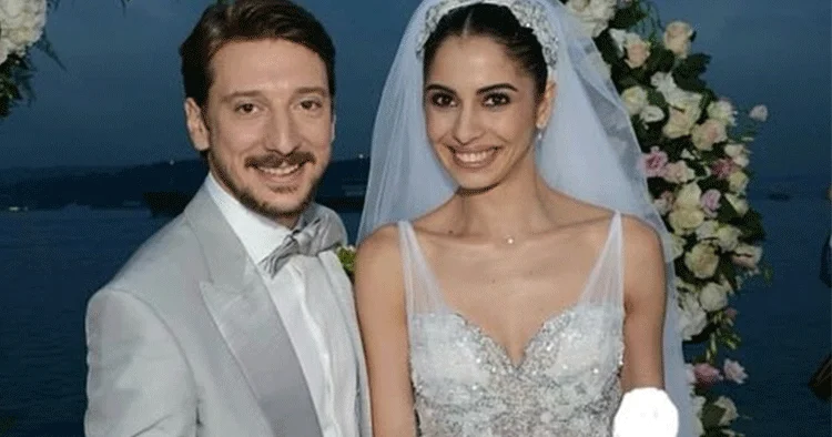 Ünlü çiftin mutluluğuna dostları da dahil oldu... Hakkı verilmiş bir 10 yıl!