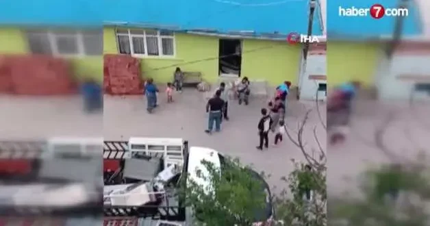 Kocaeli de iki grup arasında çıkan kavgada tuğlalar havada uçuştu!