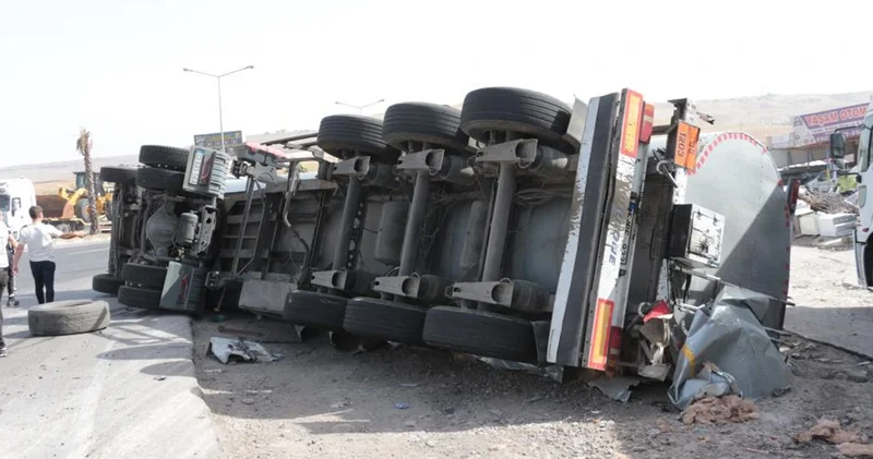Cizre de ham madde yüklü tır devrildi: 1 yaralı