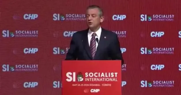 Özgür Özel den İngiltere ye terk edilmişlik dramı: Menfaatiniz Erdoğan da değil bizde!