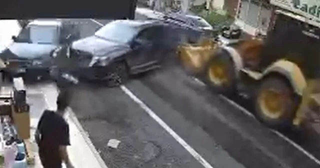 Freni boşalan iş makinesinin caddedeki araçlara çarpması kamerada; 2 yaralı Hatay Haberleri