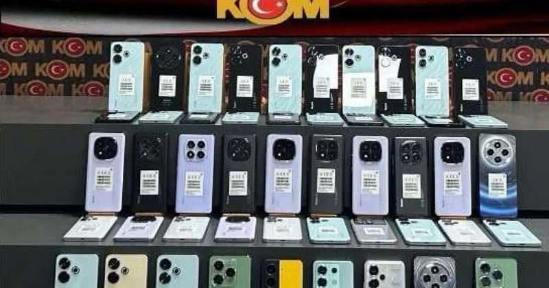Otomobilin yolcu koltuğunda 63 kaçak telefon ele geçirildi