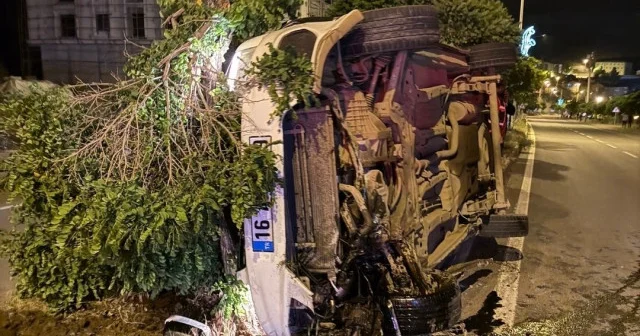 Refüje çıkan araç yan yattı Hakkâri Haberleri