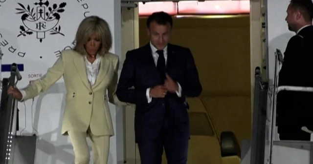 Eşi ile yaşadığı tartışma dünya gündemine oturmuştu: Fransa Cumhurbaşkanı Macron bu sefer uçaktan eşiyle kol kola indi VİDEO İZLE