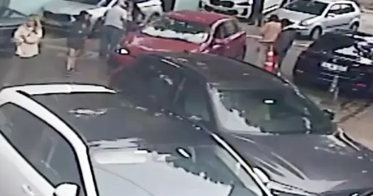 İstanbul da yayaların arasına dalan otomobil kamerada