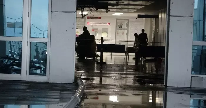 Malatya da akılalmaz olay! Sağanak yağış bastırınca hastanenin tavanı çöktü