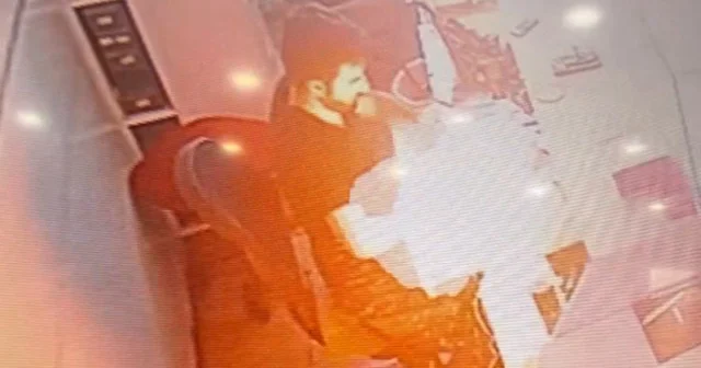 Cep telefonu bataryası tamir sırasında patladı: Teknisyen son anda kurtuldu VİDEO İZLE