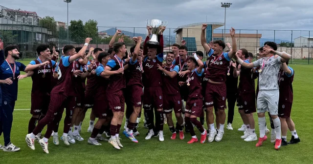 Şampiyon Trabzonspor U19 Takımı kupasına kavuştu Futbol Haberleri