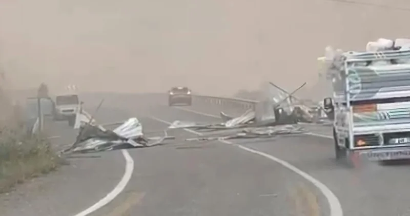 Siirt te yola uçan çatı, trafiği durdurdu