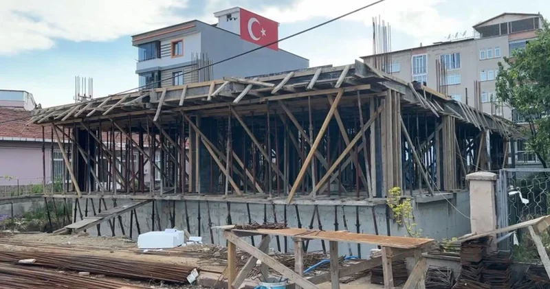 İnşaatta temizlik yapan şahıs 2 buçuk metreden düştü