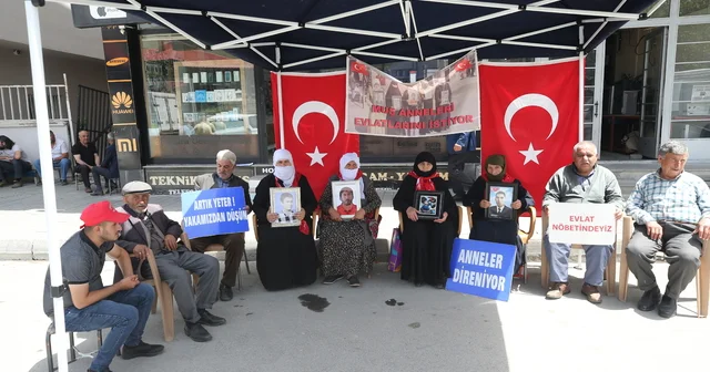 Muş ta evlatlarına kavuşmak isteyen aileler DEM Parti önündeki eylemlerini sürdürdü Muş Haberleri