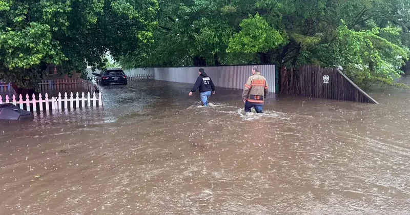 Houston da Şiddetli Fırtına Elektrikleri Kesti