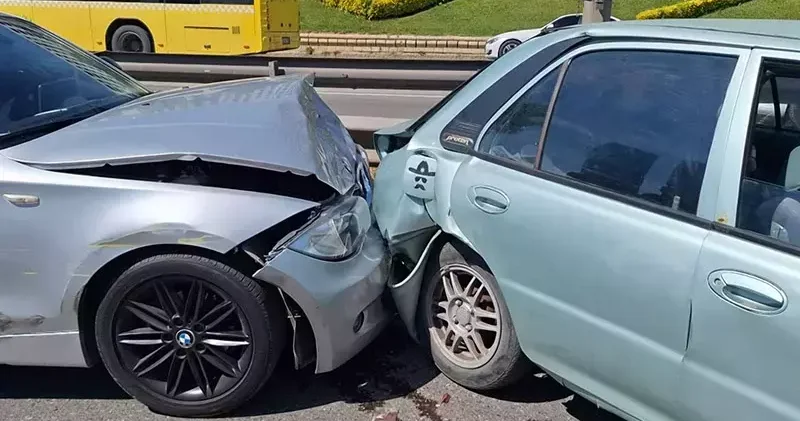 Maltepe’de 5 aracın karıştığı zincirleme kaza: 2 yaralı