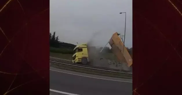 Kamyon sürücüsü damperi açık unutunca trafikte korku dolu anlar yaşandı.