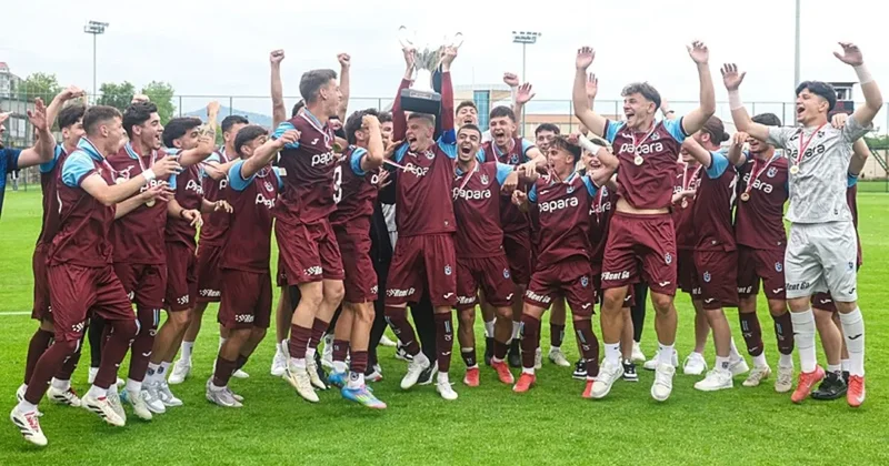 Trabzonspor U19 takımı şampiyonluk kupasını aldı