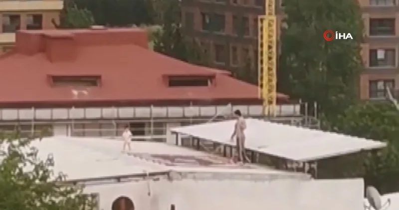 Yürekleri ağızlara getiren anlar! Çocuğu umursamadan çatıda halı yıkadı