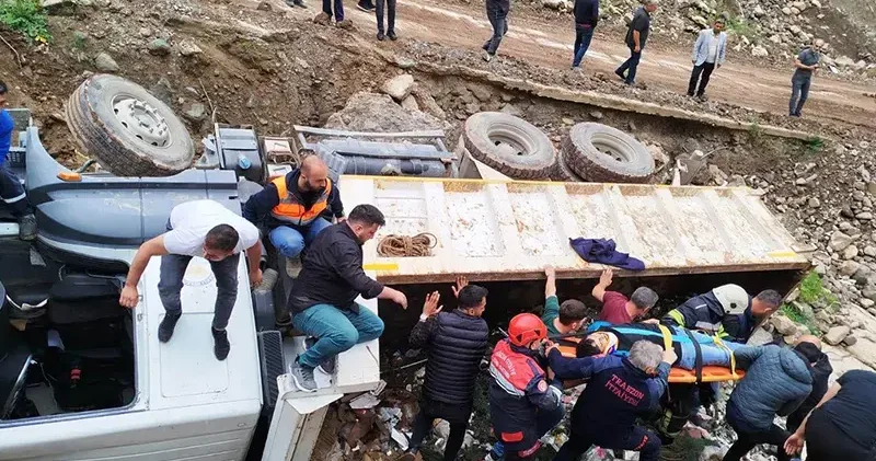 Şarampole devrilen kamyonun şoförü yaralandı