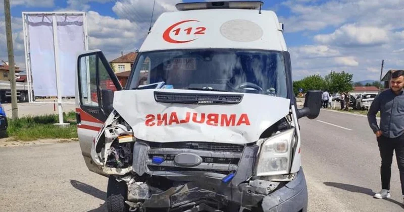 Kastamonu da ambulans cipe çarptı! Kazada 4 kişi yaralandı