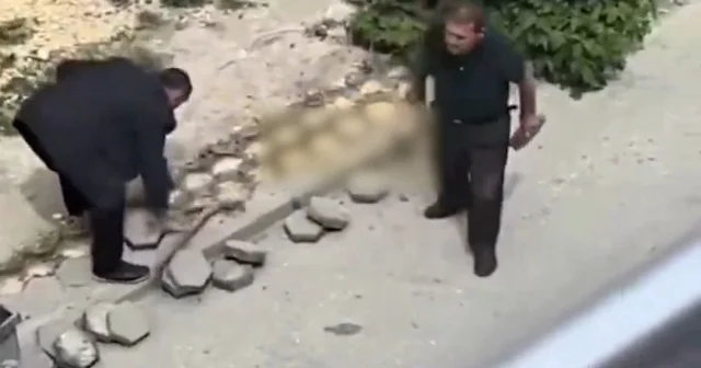 Eskişehir de bir vatandaş kaldırım taşlarını söküp götürdü: O anlar kameralara yansıdı VİDEO İZLE