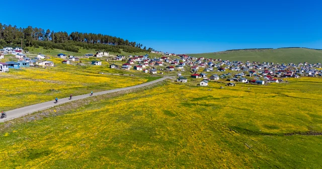 Ardahan Göle de çiçeklerle kaplı ovada bisiklet etkinliği düzenlendi Ardahan Haberleri
