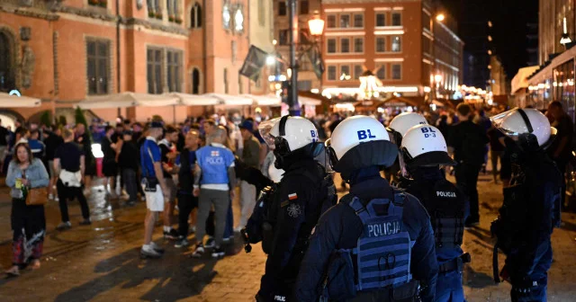 Konferans Ligi finali öncesinde taraftarlar arasında kavga çıktı Futbol Haberleri