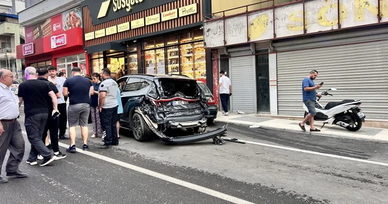 Freni arızalanan kepçe 4 aracı biçti